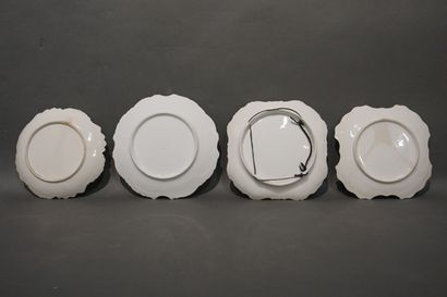 null Quatre assiettes en porcelaine polychrome à décor de "Couples" et "d'Elégantes"....