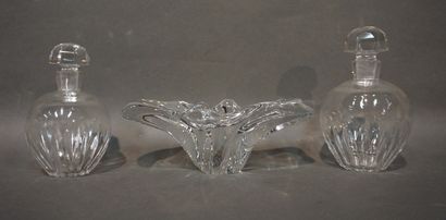 BACCARAT Deux flacons (14 cm et 15 cm) et coupe en cristal de Baccarat (acc. à un...
