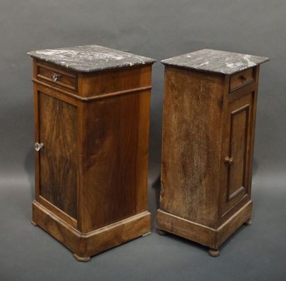 null Deux tables de chevet en bois de placage à un tiroir et une porte. 72x40x34...