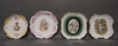 null Quatre assiettes en porcelaine polychrome à décor de "Couples" et "d'Elégantes"....