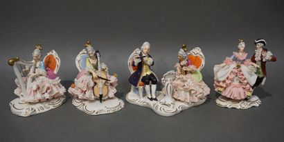 null Quatre groupes en porcelaine allemande: "Danseurs" et "Musiciens". De 11 cm...