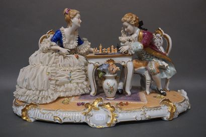 null Groupe en porcelaine allemande polychrome: "Joueurs d'échecs" (petits accidents)....