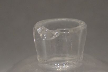 BACCARAT Deux flacons (14 cm et 15 cm) et coupe en cristal de Baccarat (acc. à un...