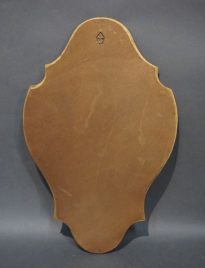 GLACE Glace polylobée en bois doré. 59x38 cm