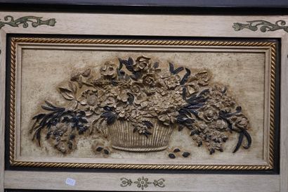 TRUMEAU Trumeau laqué crème à décor de corbeille fleurie. 108,5x67,5 cm