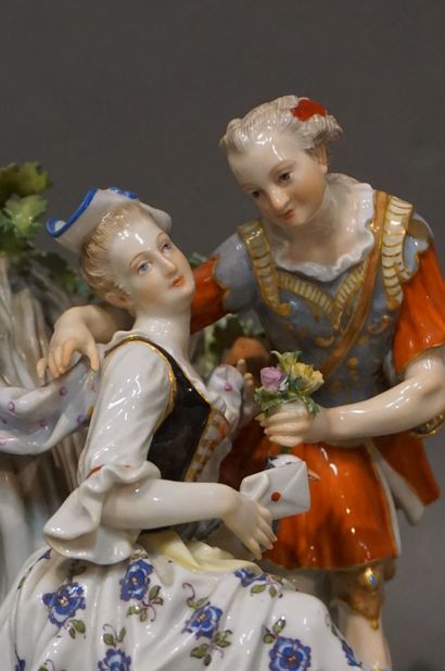 MEISSEN Groupe en porcelaine de Meissen: "Couple et mouton" (petits manques). 20x19x15...