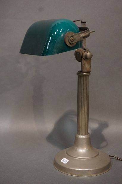 null Lampe de bureau règlable en métal argenté et opaline verte (éclat). 33 cm