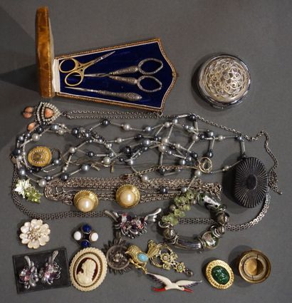 null Lot de bijoux de fantaisie, colliers, chaines, boucles d'oreilles, broches,...