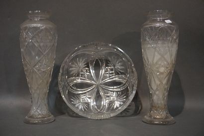 null Paire de vases (30 cm) et coupe en cristal taillé.