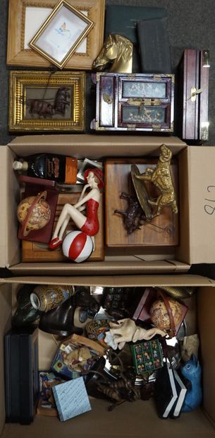 null Two handles of boxes, frames, cigar box, pen box, statuettes, vase, animal bronzes,...