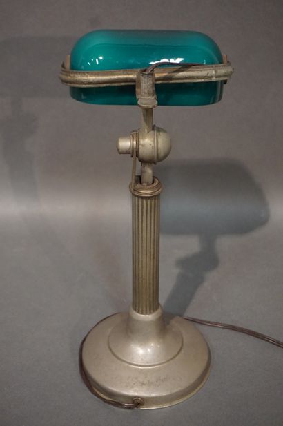null Lampe de bureau règlable en métal argenté et opaline verte (éclat). 33 cm