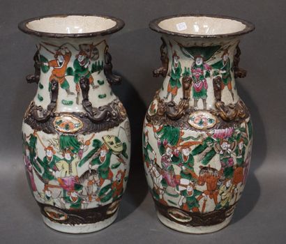 CHINE Paire de vases en porcelaine chinoise à décor de scènes de bataille. 33,5 ...