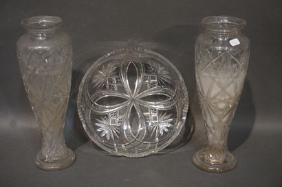 null Paire de vases (30 cm) et coupe en cristal taillé.