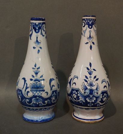 QUIMPER Deux vases en faïence de Quimper. 19 cm