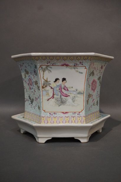 CHINE Cache-pot et socle en porcelaine chinoise polychrome à décor d'élégantes et...