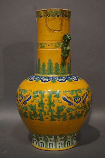 CHINE Vase en porcelaine chinoise jaune (restauration, fêles, manque). 32x19 cm