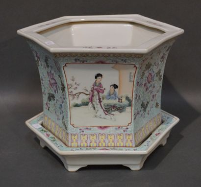 CHINE Cache-pot et socle en porcelaine chinoise polychrome à décor d'élégantes et...