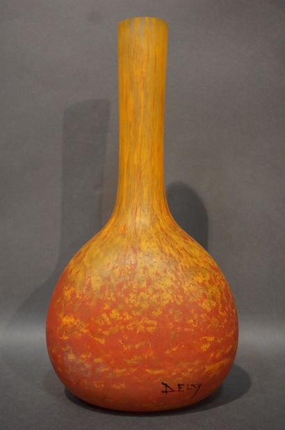 DELTY Vase en pâte de verre (égrenure au col). 30 cm