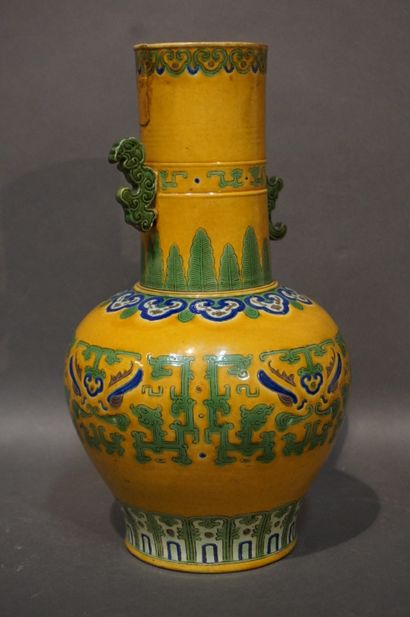 CHINE Vase en porcelaine chinoise jaune (restauration, fêles, manque). 32x19 cm