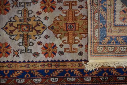 TAPIS Petit tapis à décor floral sur fond crème et bordure bleue. 147x80 cm