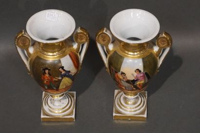 null Paire de vases en porcelaine de Paris à décor de "Couples" et de "Paysages"...