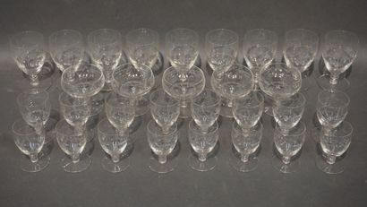 null Service en cristal gravé de 30 pièces: 9 verres à eau, 5 coupes, 8 verres à...