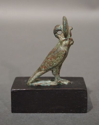 null Statuette of Horus in the form of a falcon. Suspension clamp at the back of...