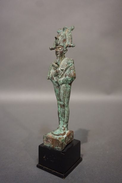 null Statuette of Osiris standing and wearing the Atef crown, the posticular beard,...