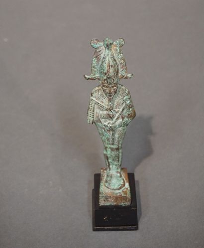 null Statuette d'Osiris debout portant la couronne Atef, la barbe postiche, le sceptre...