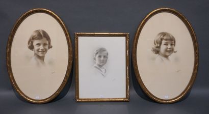 null Trois cadres dont deux ovales (57x39 cm): "Portraits d'enfants".