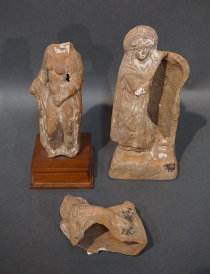 null Lot of three fragments of statuettes including an acephalous pudique Aphrodite,...