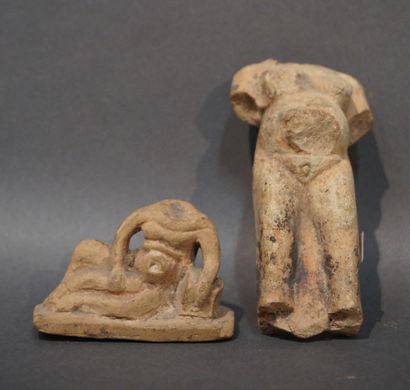 null Lot de deux fragments de statue dont un personnage nu, couché, acéphale et ithyphallique...