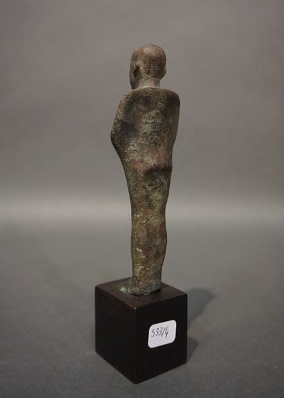 null Statuette représentant le dieu Ptah tenant un sceptre Ouas. Il porte une large...