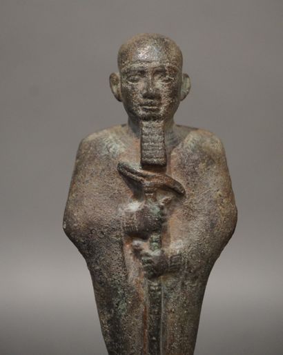 null Statuette représentant le dieu Ptah tenant un sceptre Ouas. Il porte une large...