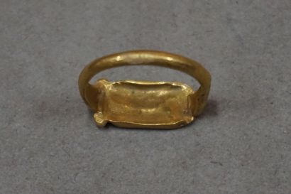 null Ring in gold plate with a bezel in the form of a cartouche inscribed in hieroglyphic...