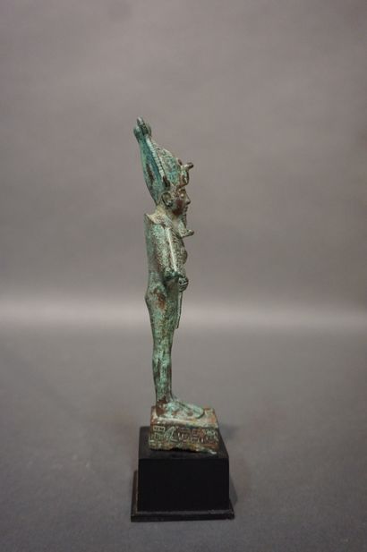 null Statuette d'Osiris debout portant la couronne Atef, la barbe postiche, le sceptre...