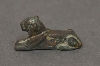 null Poids en forme de lion couché. Bronze. Egypte, Nouvel Empire, v. 1550-1069 avant...
