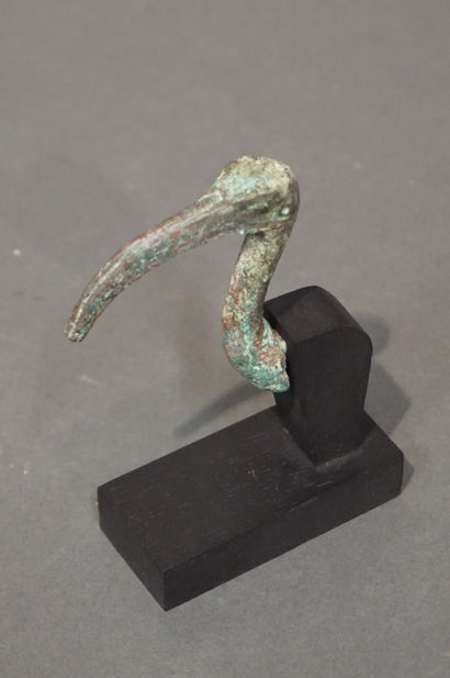 null Head of Thoth in the form of an ibis. Bronze with a smooth green patina. Egypt,...