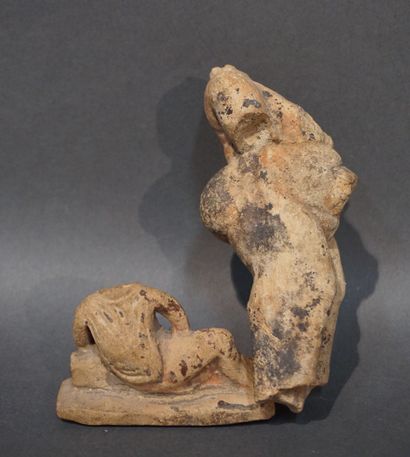 null Lot of two fragments of statue of which a naked character, lying, acephalic...