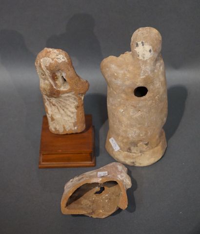 null Lot of three fragments of statuettes including an acephalous pudique Aphrodite,...
