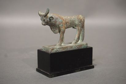 null Statuette of a Hathor cow. The back is engraved with a cover with squared patterns....