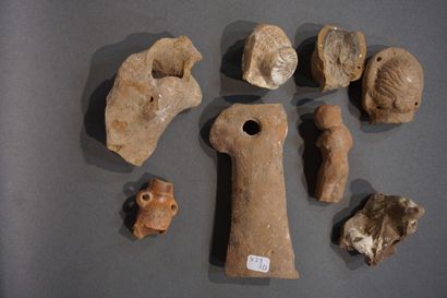 null Lot of statuette fragments representing a helmeted soldier's head, a woman's...