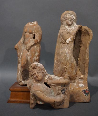 null Lot of three fragments of statuettes including an acephalous pudique Aphrodite,...