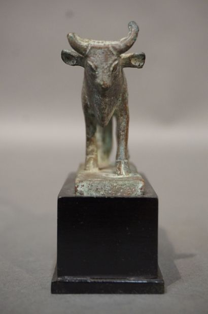 null Statuette of a Hathor cow. The back is engraved with a cover with squared patterns....