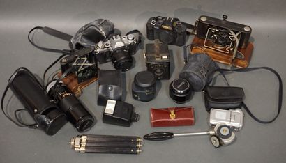 CANON Lot de deux appareils photo Canon, deux appareils photo à soufflet et ustensiles...