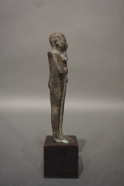 null Statuette représentant le dieu Ptah tenant un sceptre Ouas. Il porte une large...