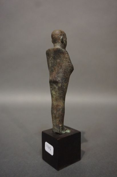 null Statuette représentant le dieu Ptah tenant un sceptre Ouas. Il porte une large...