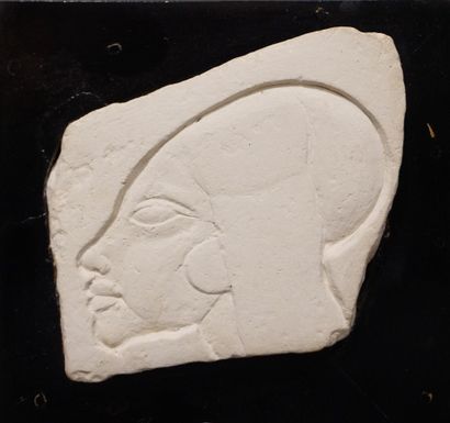 null Bas relief en calcaire: "Profil de femme". 9x9 cm