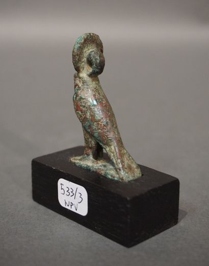 null Statuette d'Horus sous la forme d'un faucon. Bélière de suspension à l'arrière...