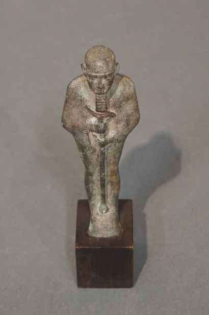 null Statuette representing the god Ptah holding a scepter Ouas. He wears a large...